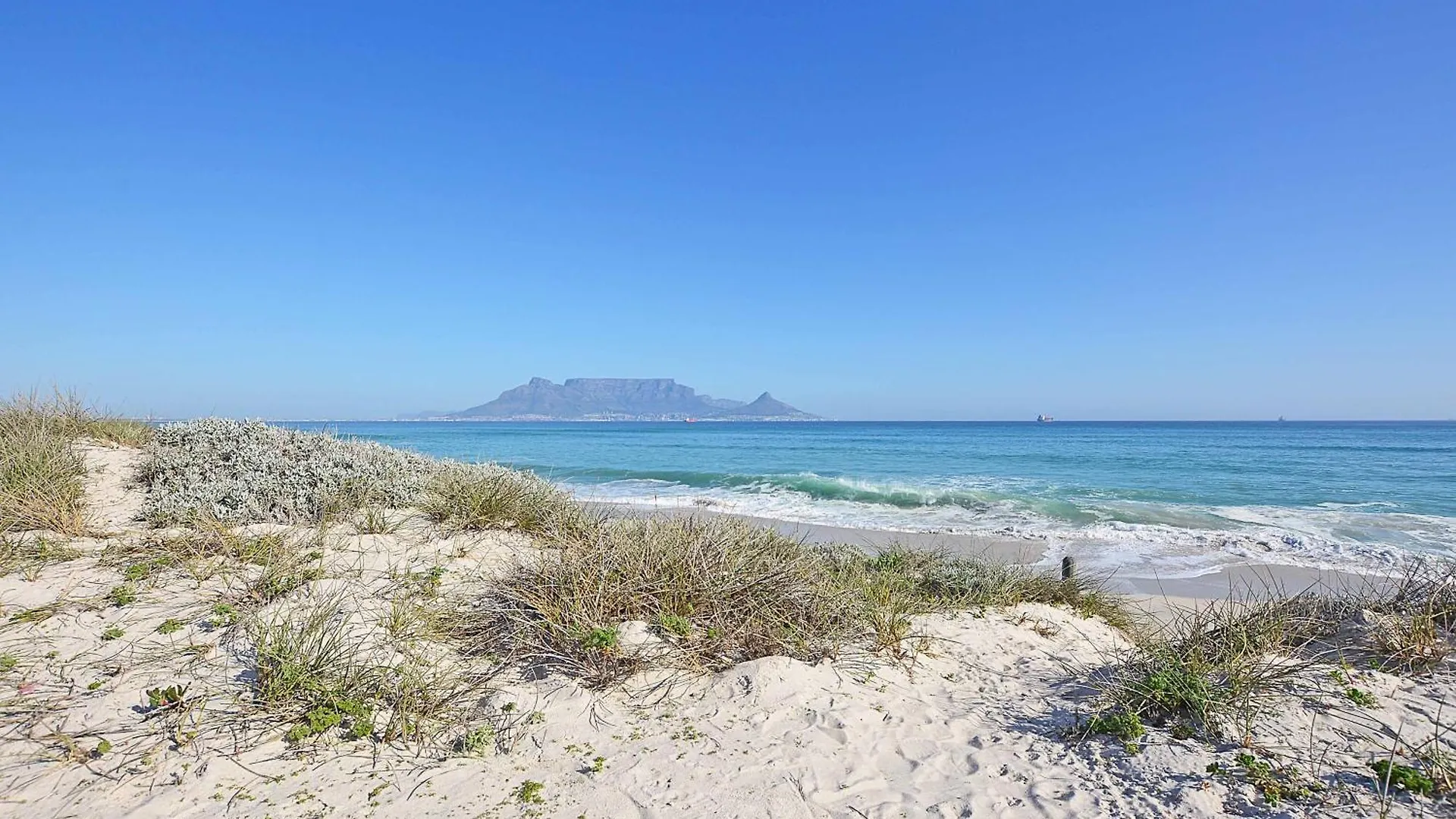 Apartment Modern 2 Bedroom With Underground Parking 1 Mins From Beach-205 La Cabina, Blouberg, Cape Town Bloubergstrand